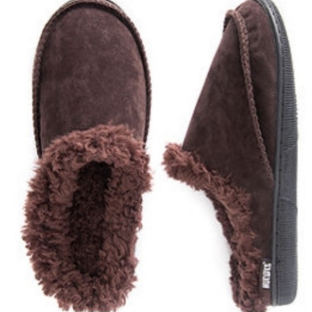 Men’s MUK LUKS faux suede slippers. Size 10/11
